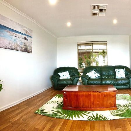Beach House Opposite Ocean 4 Bed 2 Bathroom With Pool Geraldton Extérieur photo
