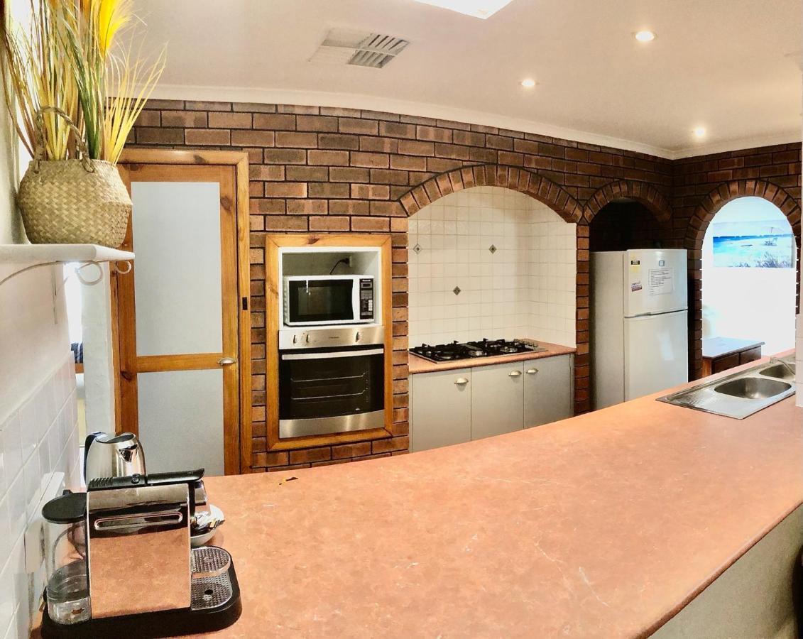 Beach House Opposite Ocean 4 Bed 2 Bathroom With Pool Geraldton Extérieur photo
