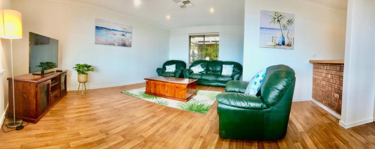 Beach House Opposite Ocean 4 Bed 2 Bathroom With Pool Geraldton Extérieur photo