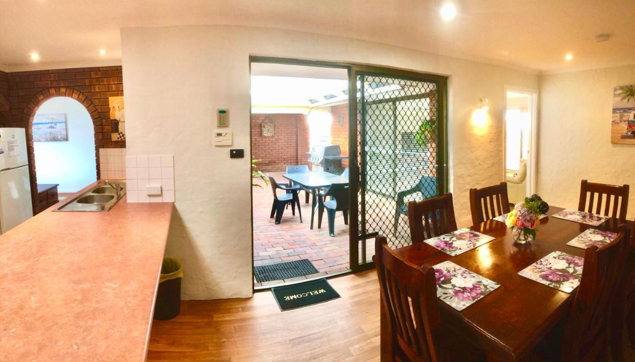Beach House Opposite Ocean 4 Bed 2 Bathroom With Pool Geraldton Extérieur photo