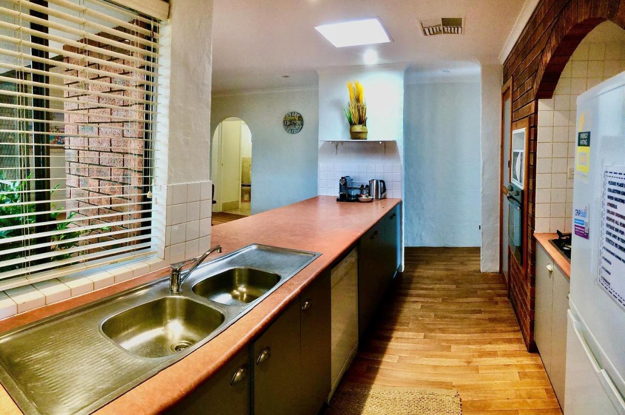 Beach House Opposite Ocean 4 Bed 2 Bathroom With Pool Geraldton Extérieur photo